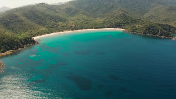 Playa tropical con arena blanca, vista desde arriba. — Vídeos de Stock