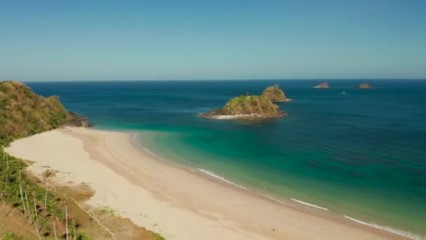 Ampia spiaggia tropicale con sabbia bianca, vista dall'alto. — Video Stock