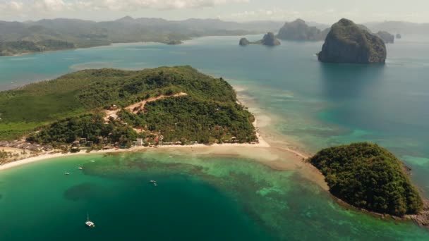 Tropischer Strand mit weißem Sand, Blick von oben. — Stockvideo