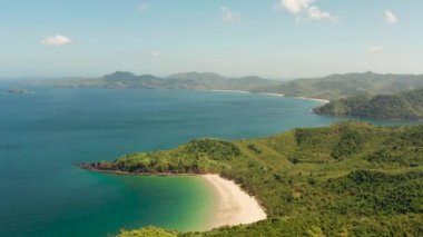 Tropik deniz suyu lagünü ve plaj, Filipinler, El Nido.