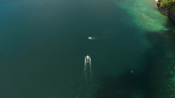 Barca a motore filippina sulla superficie dell'acqua — Video Stock