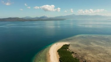 Kumlu bir tropik ada. Palawan, Filipinler