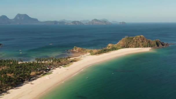 Grande plage tropicale avec sable blanc, vue d'en haut.