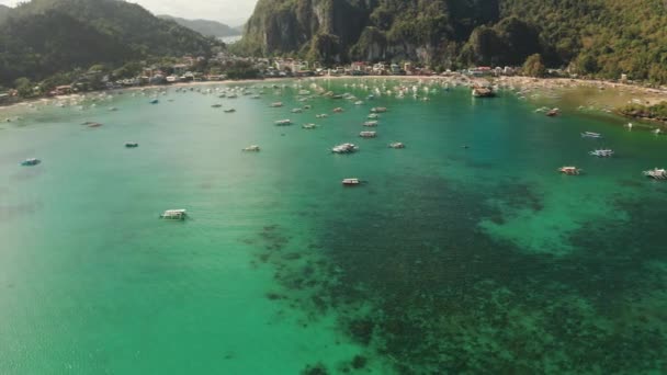 Touristenboote in einer Bucht mit blauem Wasser — Stockvideo