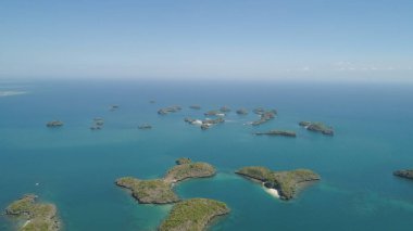 Denizde bir sürü ada. Filipinler.