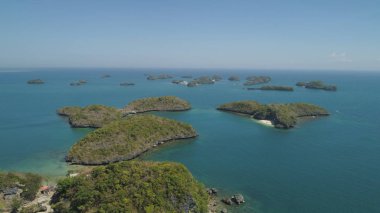 Denizde bir sürü ada. Filipinler.