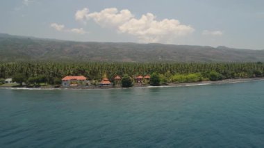 Tropikal plajlı deniz manzarası