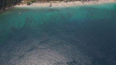 Tropik bir tatil beldesinde kumlu bir sahil