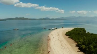 Kumlu bir tropik ada. Palawan, Filipinler