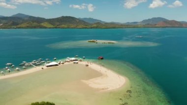 Kumlu bir tropik ada. Palawan, Filipinler