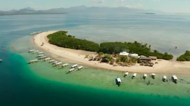 Kumlu bir tropik ada. Palawan, Filipinler