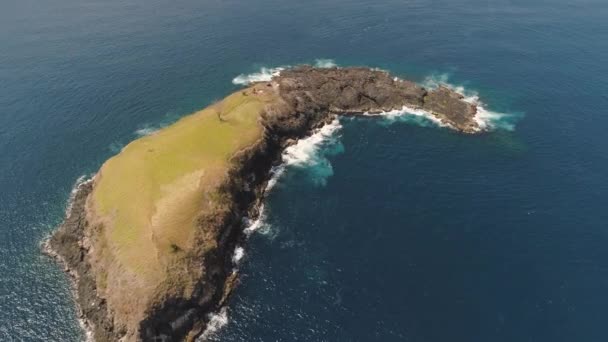 Klippig ö i havet. — Stockvideo