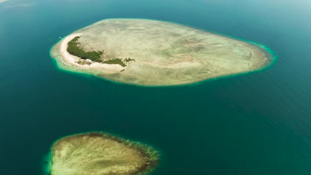 Île tropicale avec plage de sable fin. Palawan, Philippines — Video