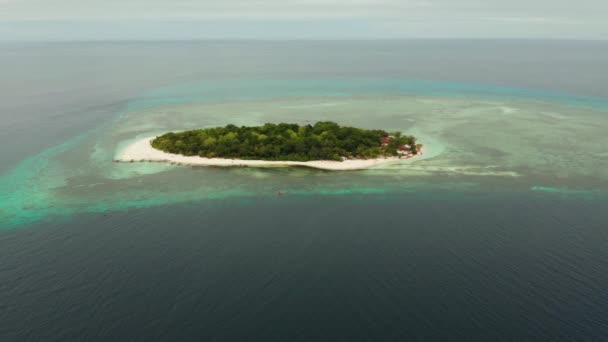 Isola tropicale con spiaggia sabbiosa. Isola di Mantigue, Filippine — Video Stock