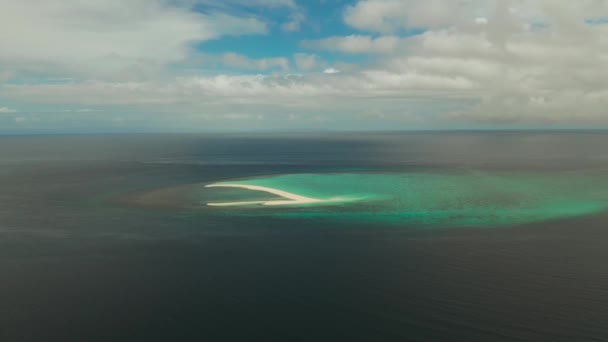 Тропический остров с песчаным пляжем. Камиген, Филиппины — стоковое видео