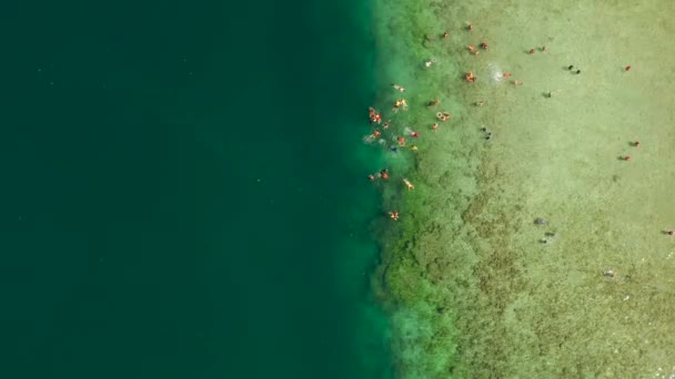 Turister snorkling i lagunen, Filippinerna, El Nido. — Stockvideo