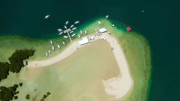 Trópusi sziget homokos stranddal. Palawan, Fülöp-szigetek — Stock videók