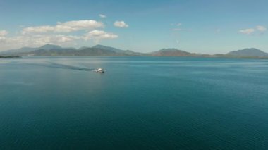 Tropikal adaları ve mavi denizi olan deniz burnu, Palawan, Filipinler