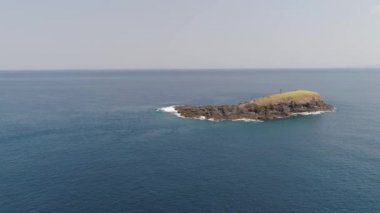 Okyanustaki Rocky Adası.