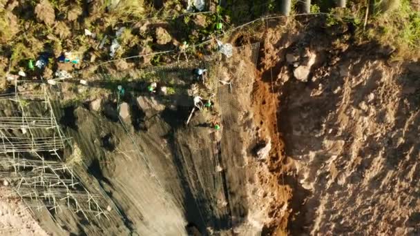 Rockfall protection netting, veiligheidsgaas in de bergen — Stockvideo