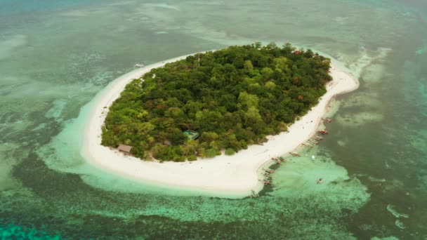 Tropisch eiland met zandstrand. Mantigue Island, Filipijnen — Stockvideo