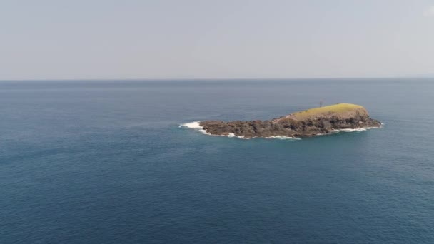 Île rocheuse dans l'océan.