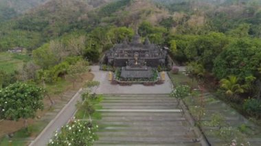 Bali adasındaki Budist tapınağı