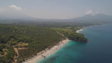 Tropik bir tatil beldesinde kumlu bir sahil