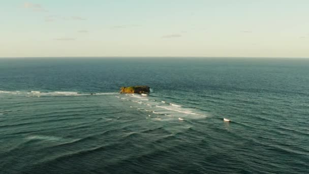 Océan avec vagues et îles rocheuses. Siargao, Philippines.