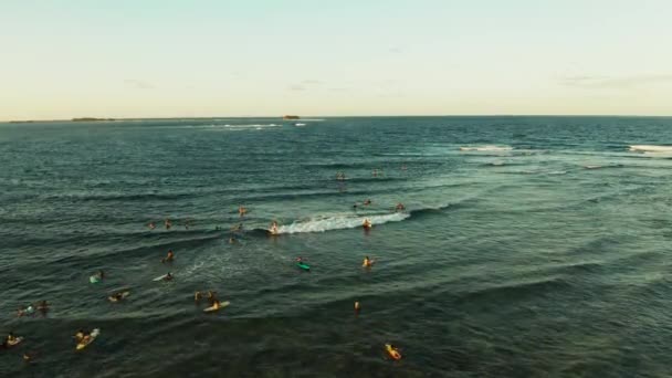 Point de surf sur l'île de Siargao appelé nuage 9.