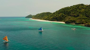 Mavi denizde yelkenli. Filipinler Boracay Adası.