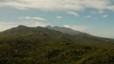 Dağlarla kaplı yağmur ormanları, Filipinler, Camiguin.