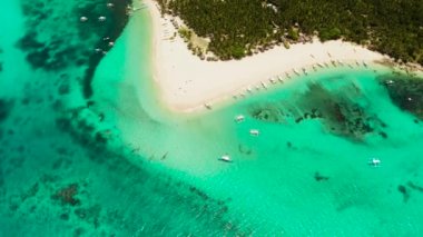 Kumlu plajı ve turistleri olan tropik Daco Adası.