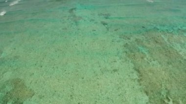 Gölde şeffaf mavi deniz suyu.