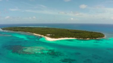 Kumlu plajı ve turistleri olan tropik Daco Adası.