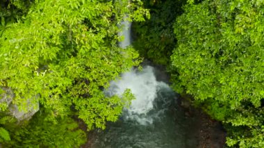 Güzel tropik şelale Camiguin, Filipinler.