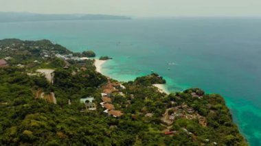 Kumlu plajı olan tropik bir ada, Boracay, Filipinler