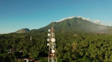 Telekomünikasyon kulesi, Asya 'daki iletişim anteni.