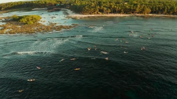 Ponto de surf na ilha de Siargao chamado nuvem 9. — Vídeo de Stock