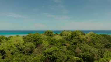 Kumlu bir tropik ada. Mantigue Adası, Filipinler