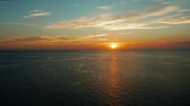 Σύννεφο ουρανό πάνω από τη θάλασσα κατά τη διάρκεια του ηλιοβασιλέματος. — Αρχείο Βίντεο