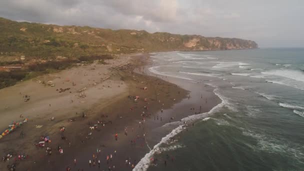 Piaszczysta plaża w pobliżu oceanu Yogyakarta — Wideo stockowe