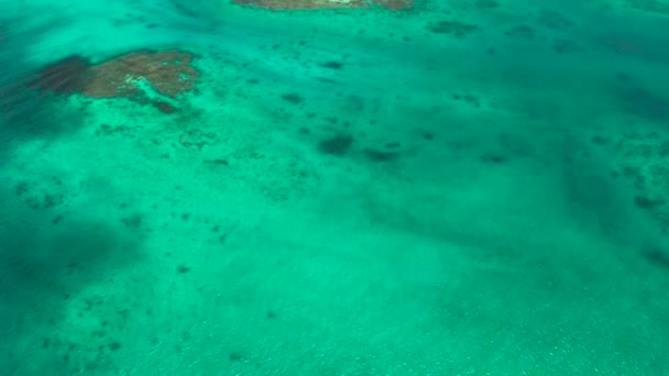 Agua azul transparente del mar en la laguna. — Vídeo de stock