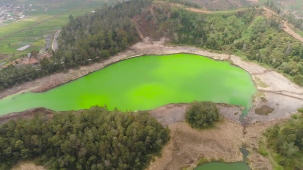 Telaga warna meer op plateau dieng — Stockvideo