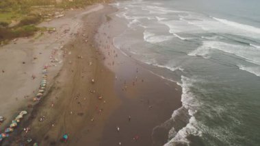 Okyanus kıyısındaki kumlu sahil Yogyakarta
