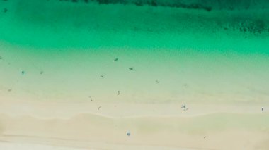 Tropik plaj ve açık mavi deniz