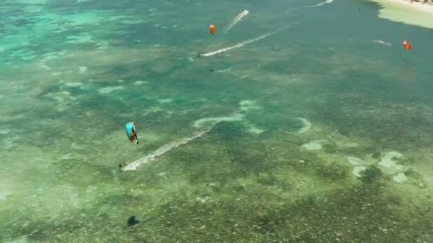 Kitesurfistas en la playa Bulabog, isla de Boracay, Filipinas — Vídeo de stock