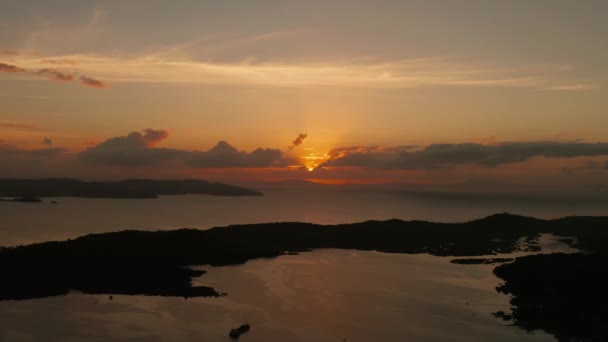 Barevný západ slunce nad tropickými ostrovy. — Stock video