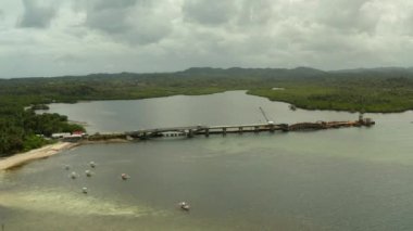 Siargao adasında inşaat halindeki köprü.