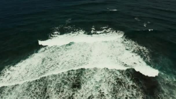 Ondas oceânicas e surf marítimo, vista aérea. — Vídeo de Stock